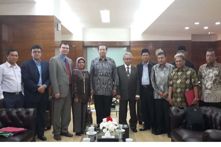 Gubernur foto bersama dengan Menko Ekonomi Chairul Tanjung. Foto Humas Setda Aceh